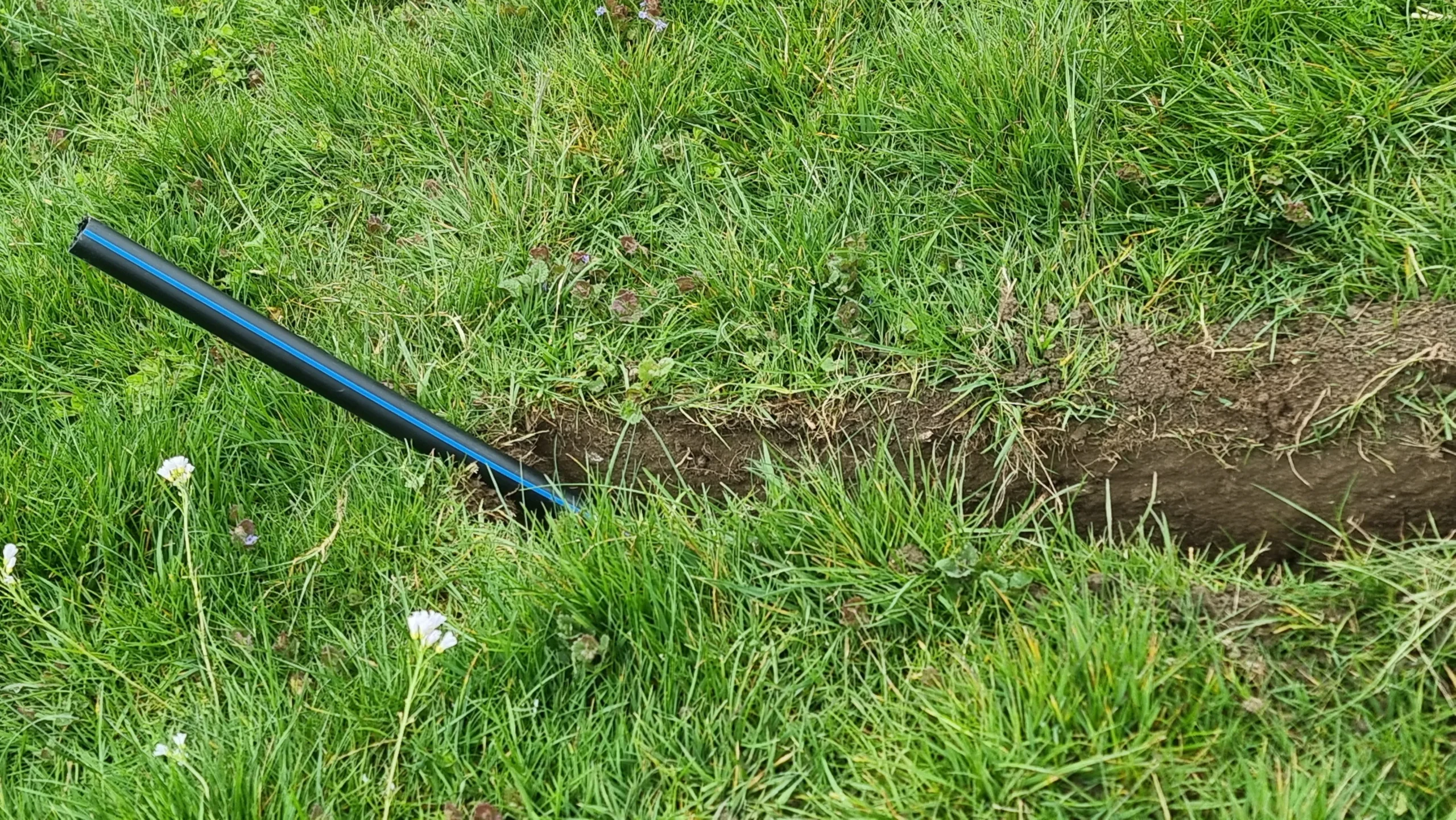 PE cev za vodo (alkaten cev) v jarku za vodovod