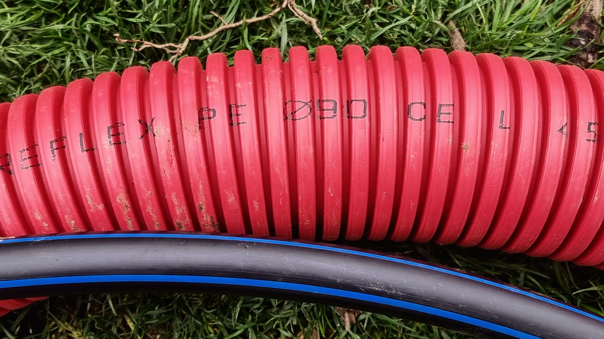 Izkop jarka z rebrasto cevjo za elektriko in PE cevjo za vodovod