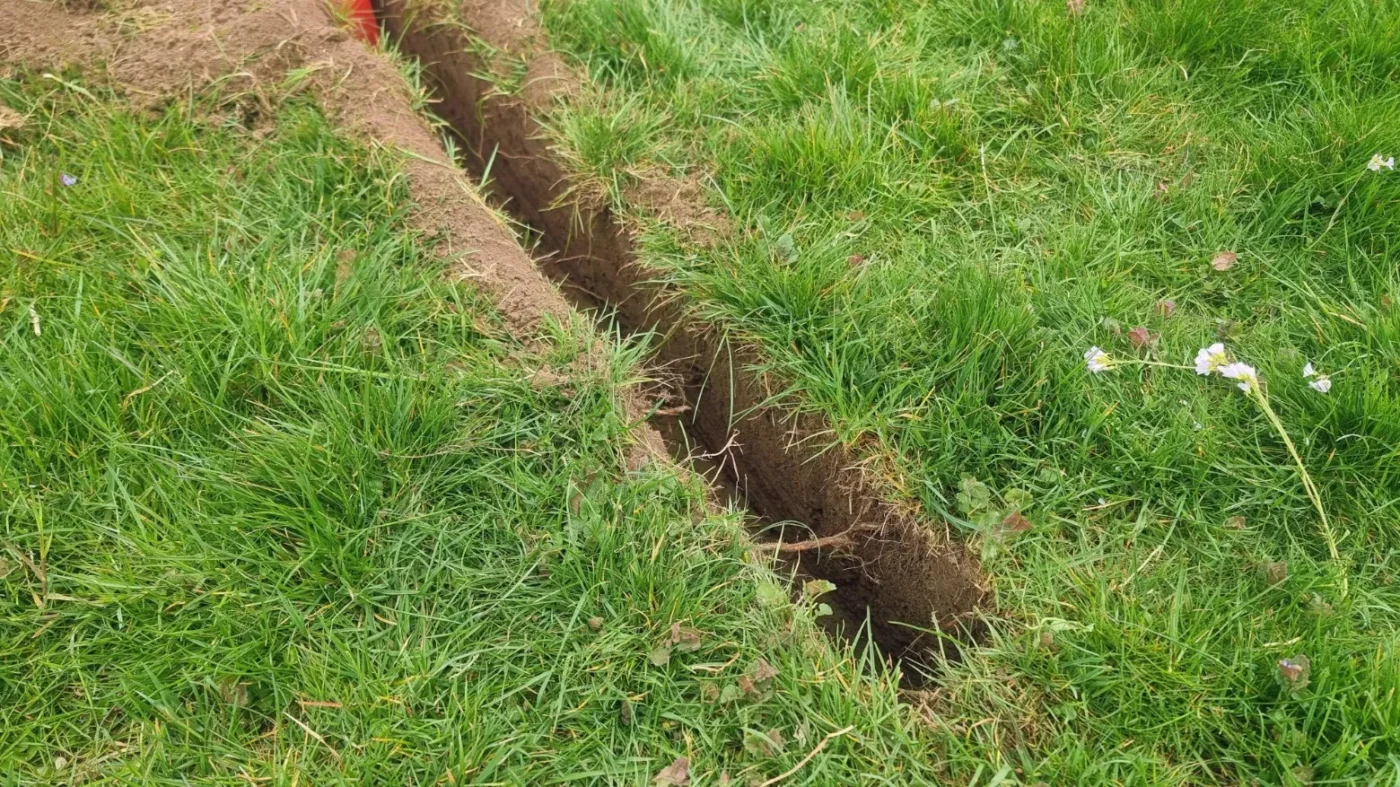 Izkop ozkega jarka za cevi in vodovodne inštalacije