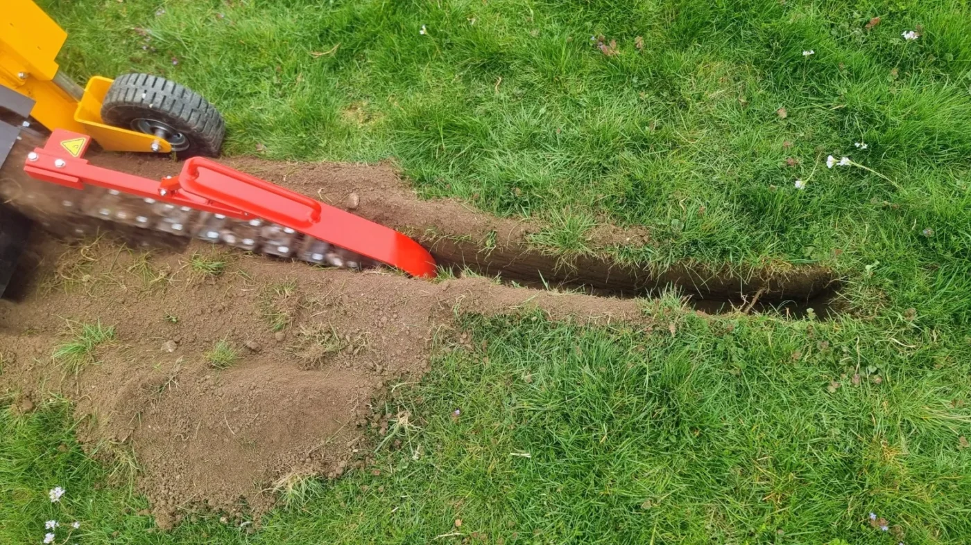 Izkop ozkega jarka za električne kable in optiko