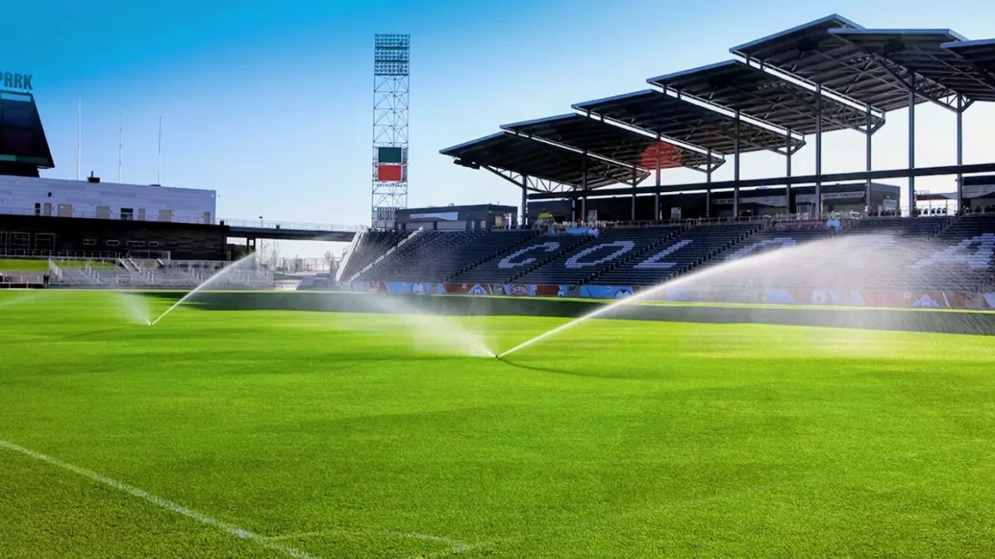 Namakalni sistem na nogometnem igrišču za zalivanje travnate površine